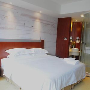 Deluxe King Room Smoking